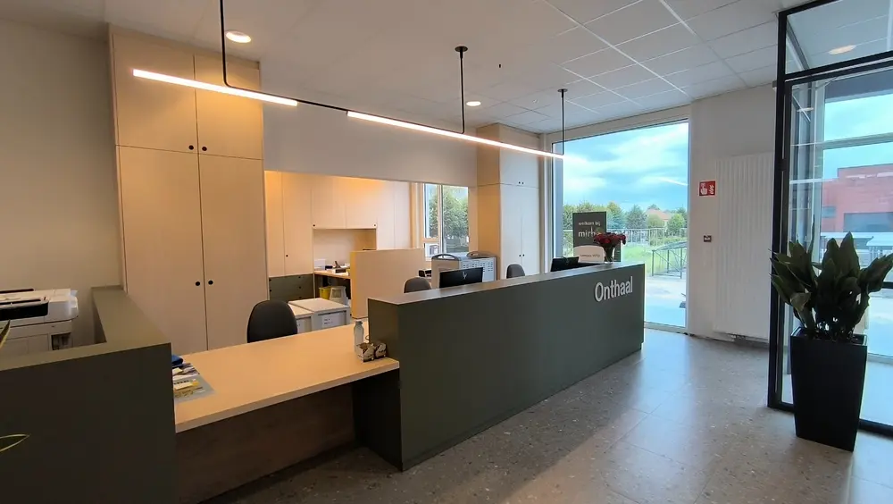 Warm en functioneel onthaal met dubbele laminaatafwerking