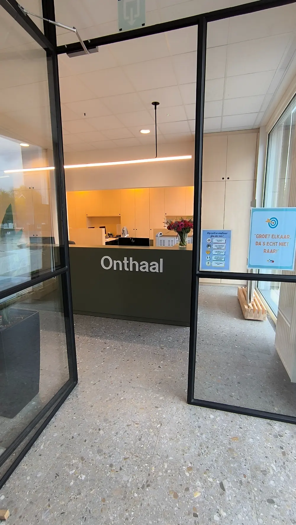 Warm en functioneel onthaal met dubbele laminaatafwerking