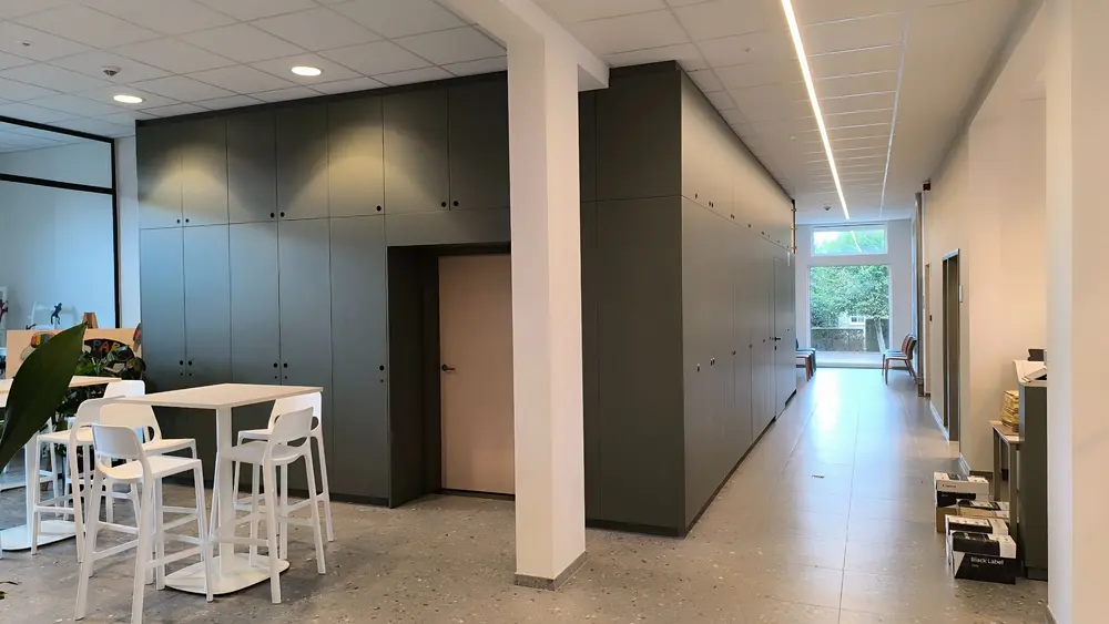 Warm en functioneel onthaal met dubbele laminaatafwerking