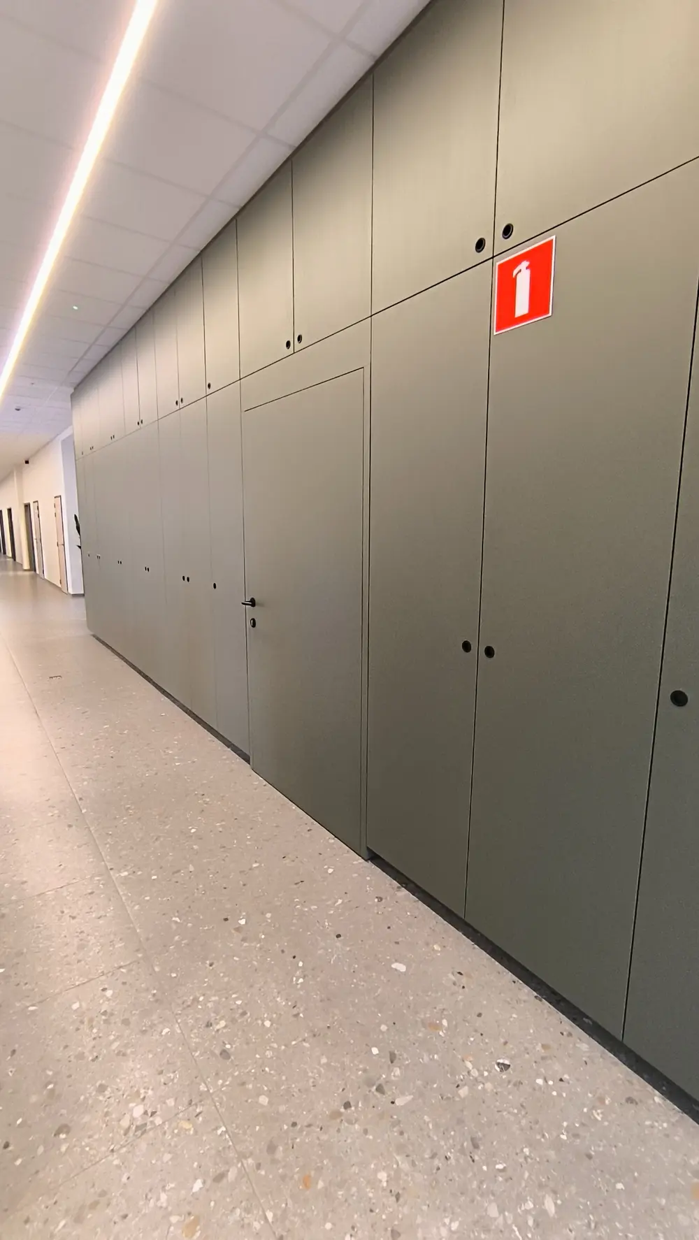 Warm en functioneel onthaal met dubbele laminaatafwerking