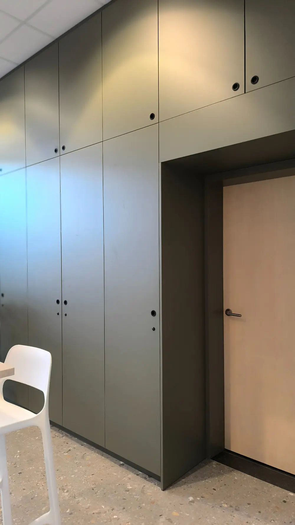 Warm en functioneel onthaal met dubbele laminaatafwerking