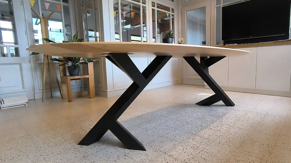 Ovale essenhouten tafel met kruispoot