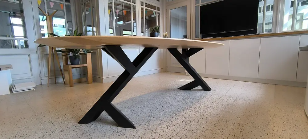 Ovale essenhouten tafel met kruispoot