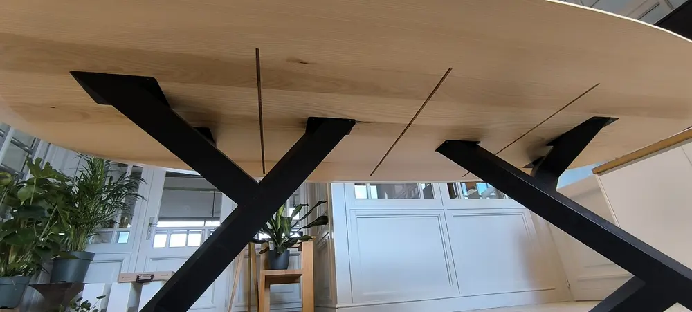 Ovale essenhouten tafel met kruispoot