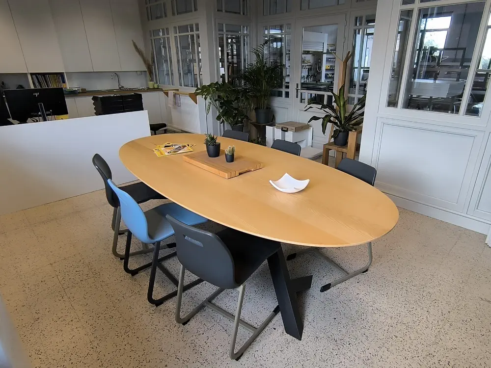 Ovale essenhouten tafel met kruispoot