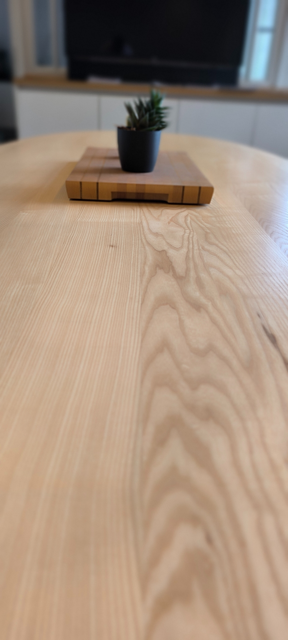 Ovale essenhouten tafel met kruispoot