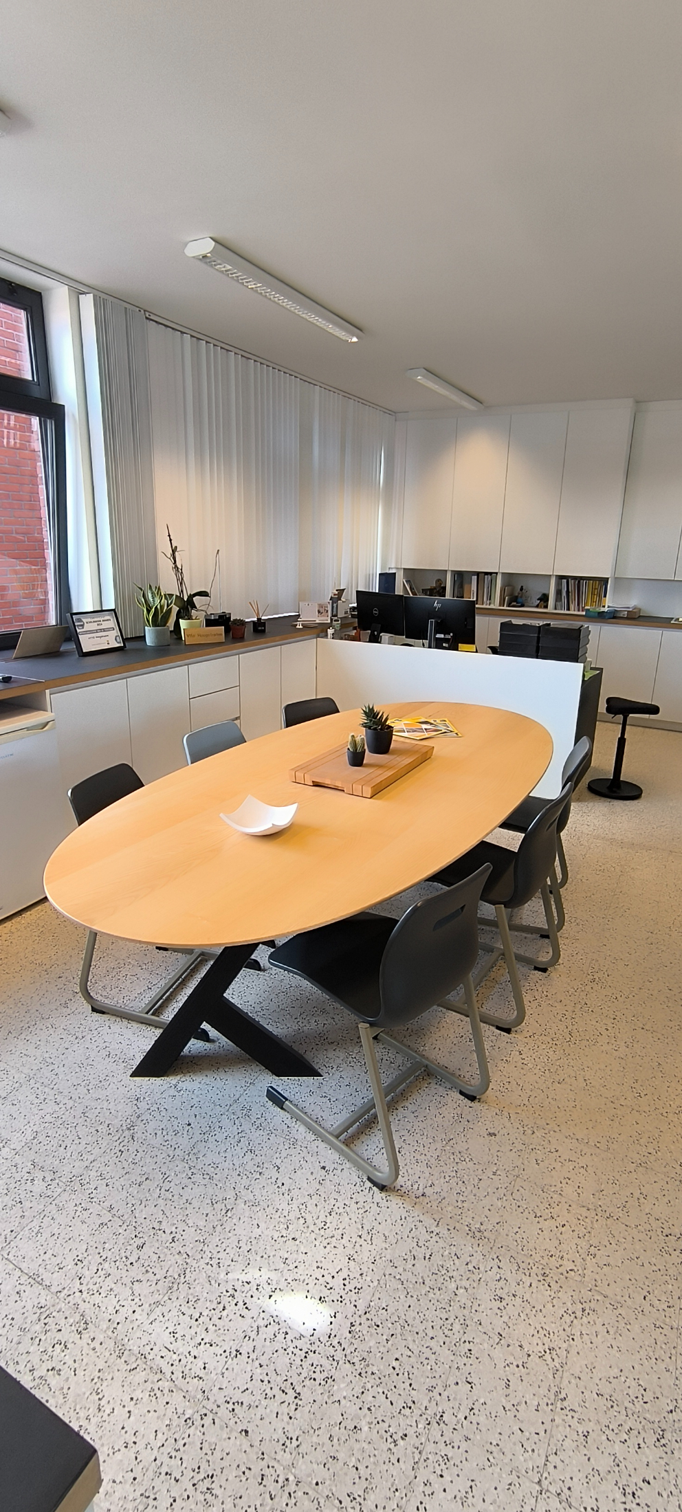 Ovale essenhouten tafel met kruispoot