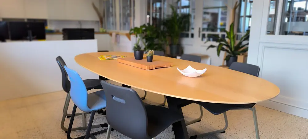 Ovale essenhouten tafel met kruispoot