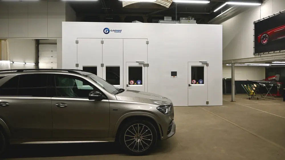 De spuitcabine meet m. Zo kan men hier ook bestelwagens spuiten of kunnen verschillende onderdelen samen behandeld worden, zelfs in verschillende kleuren