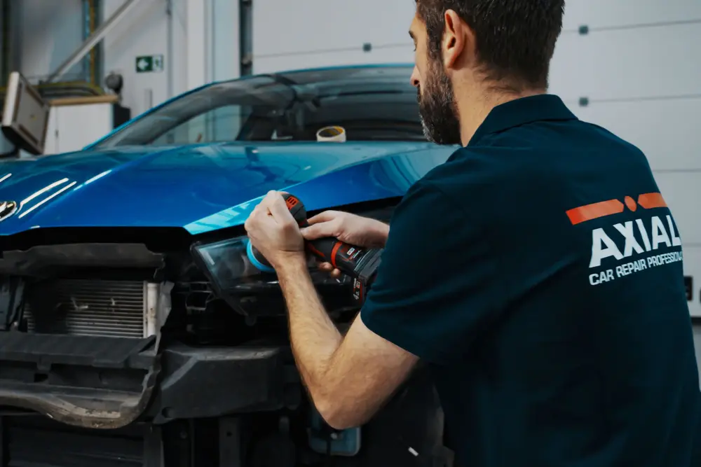 Le carrossier AXIAL s’efforce de minimiser le temps d’immobilisation du véhicule. Il maîtrise, par exemple, les techniques "Smart Repair" qui permettent de réparer les dégâts de petite taille, en moins d’une journée