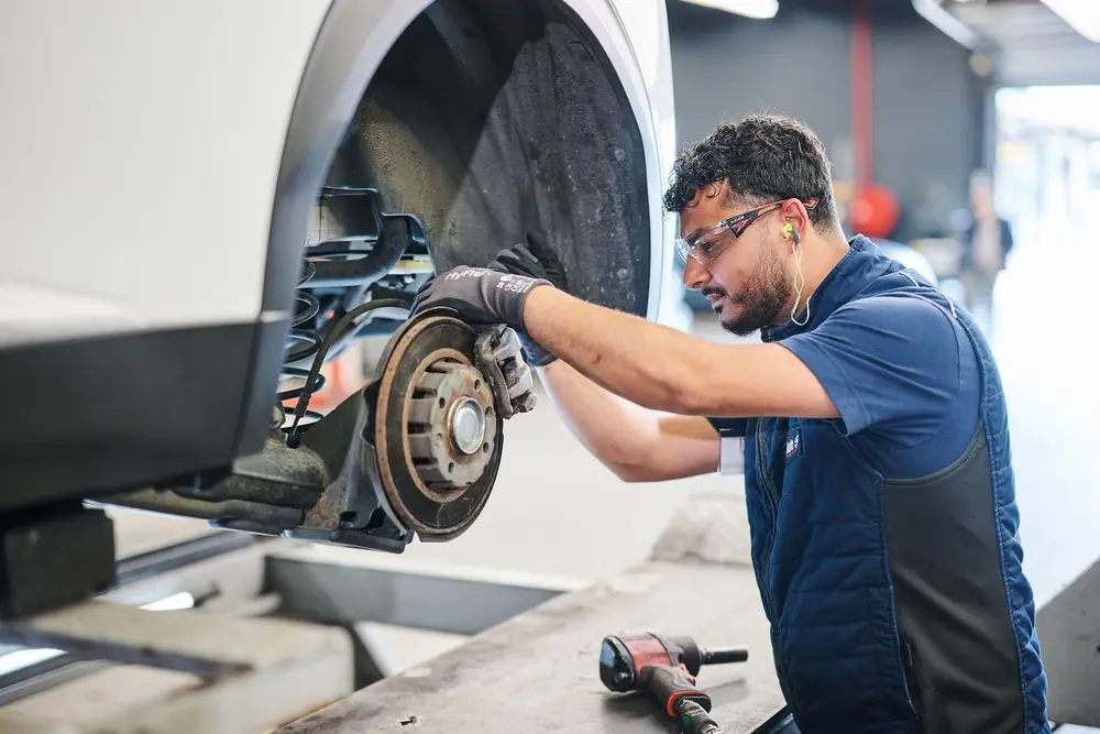 Helft jonge chauffeurs stelt onderhoud riskant uit