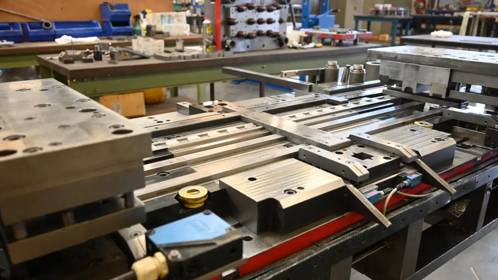 kleine, eenvoudige matrijzen voor stans-, knip- of plooiwerk, de grotere en complexere volgmatrijzen