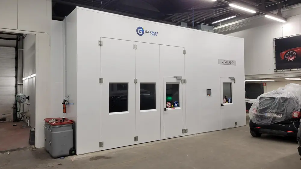 De spuitcabine meet 4,5 x 8 x 2,8 m en heeft een krachtige afzuiging. Zo kan men ook bestelwagens spuiten of kunnen verschillende onderdelen tegelijk behandeld worden; zelfs in verschillende kleuren