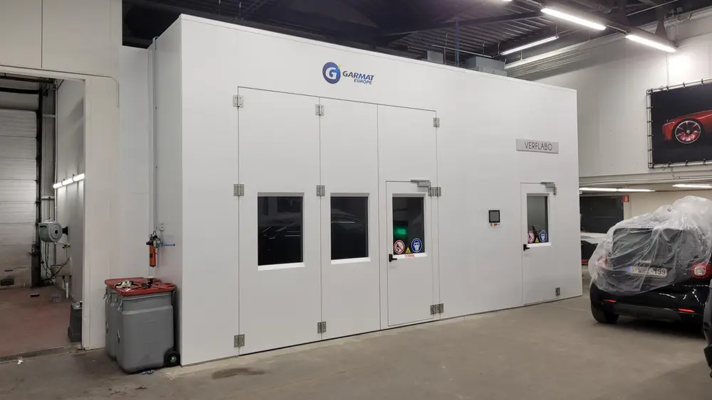 La cabine de peinture mesure 4,5 x 8 x 2,8 m et dispose d'un puissant système d'extraction. Cela permet également de peindre des camionnettes ou de traiter différentes parties en même temps, même dans des couleurs différentes