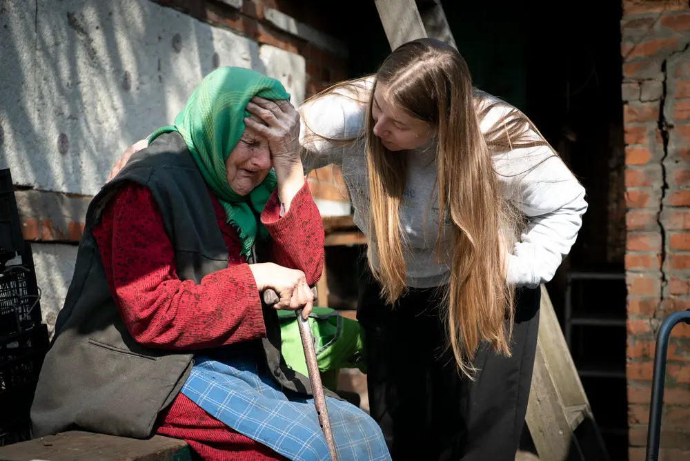 Profondément isolée, Antonina, 97 ans, est marquée par d’intenses souffrances physiques et psychologiques.   Elle vit dans une situation de grande précarité dans un village situé à 20 km de la ligne de front, et demande à « rejoindre Dieu » au plus vite.  Une
