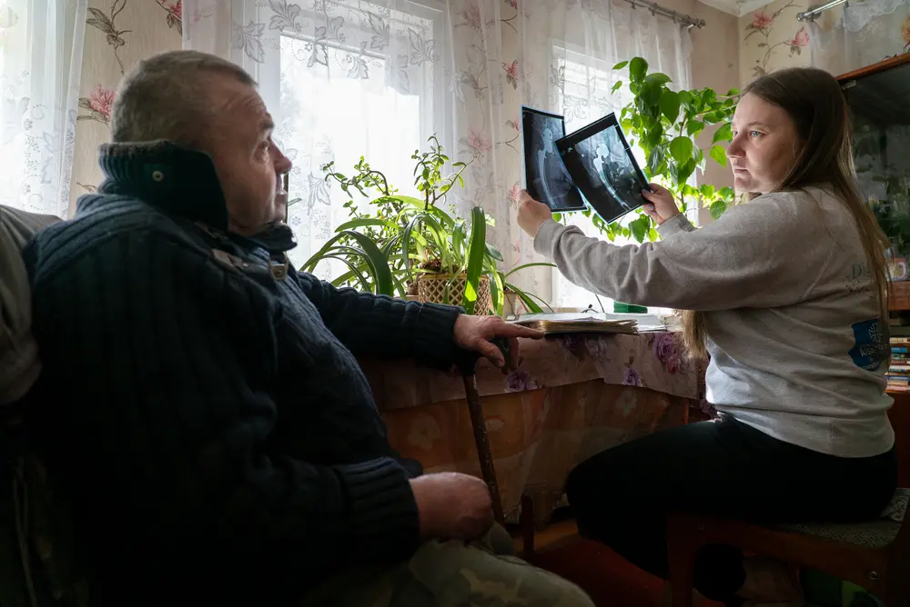 Valeria, médecin au sein de l’une des cliniques mobiles de Dignitas, visite Serhiy, 64 ans. Celui-ci souffre de graves problèmes articulaires qui nécessiteraient une intervention chirurgicale. Faute de moyens, Serhiy vit sous antalgiques et se déplace difficil