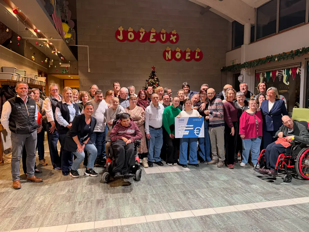 medewerkers, bewoners en partners vieren het moment samen