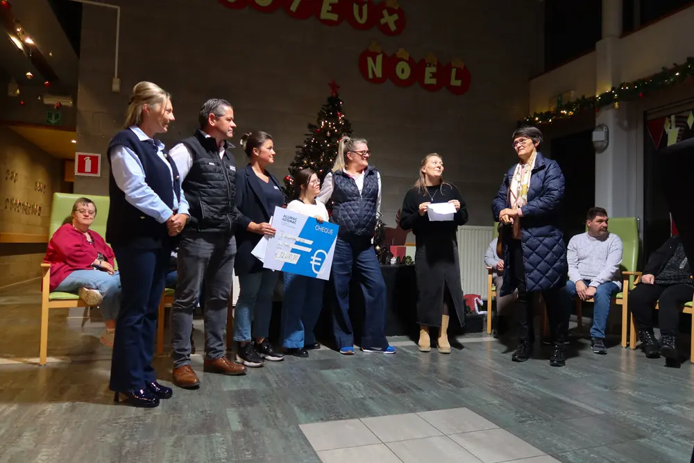 Overhandiging van de cheque: vertegenwoordigers van ALUMAC & ASTEMAC samen met L’Envol en burgemeester Ann Cloet