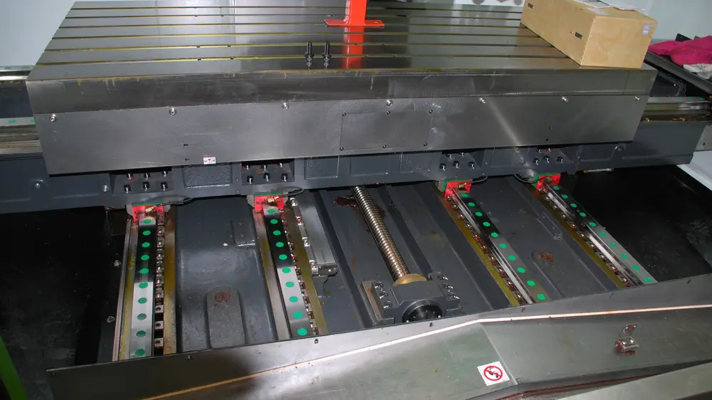 Les quatre guidages linéaires à rouleaux optimisent la stabilité