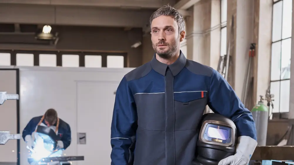 Ook moderne, beschermende kledingcollecties voor metaalbedrijven die bescherming bieden tegen hitte en vlammen of tegen vloeibaar metaal maken deel uit van het aanbod beroepskleding van Mewa