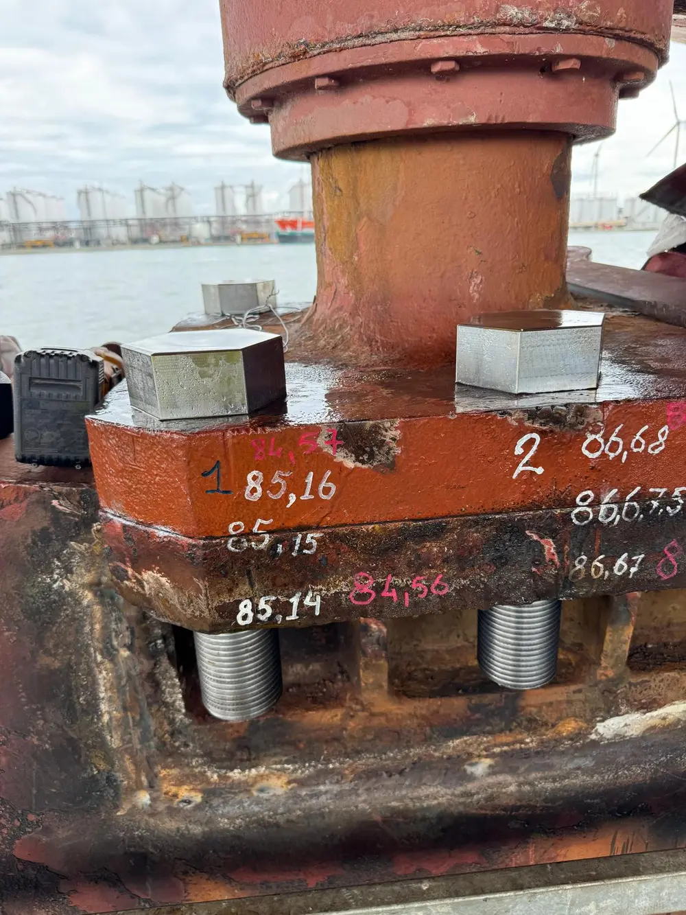 Navitec fabriceerde zelf de vervangende bouten en moeren voor de ophangingen van een roer aan een zeeschip