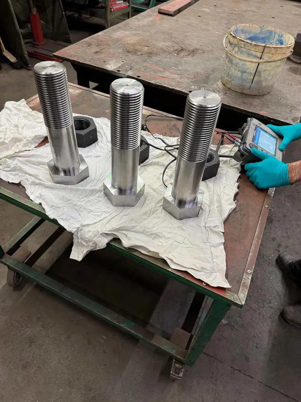 Navitec fabriceerde zelf de vervangende bouten en moeren voor de ophangingen van een roer aan een zeeschip