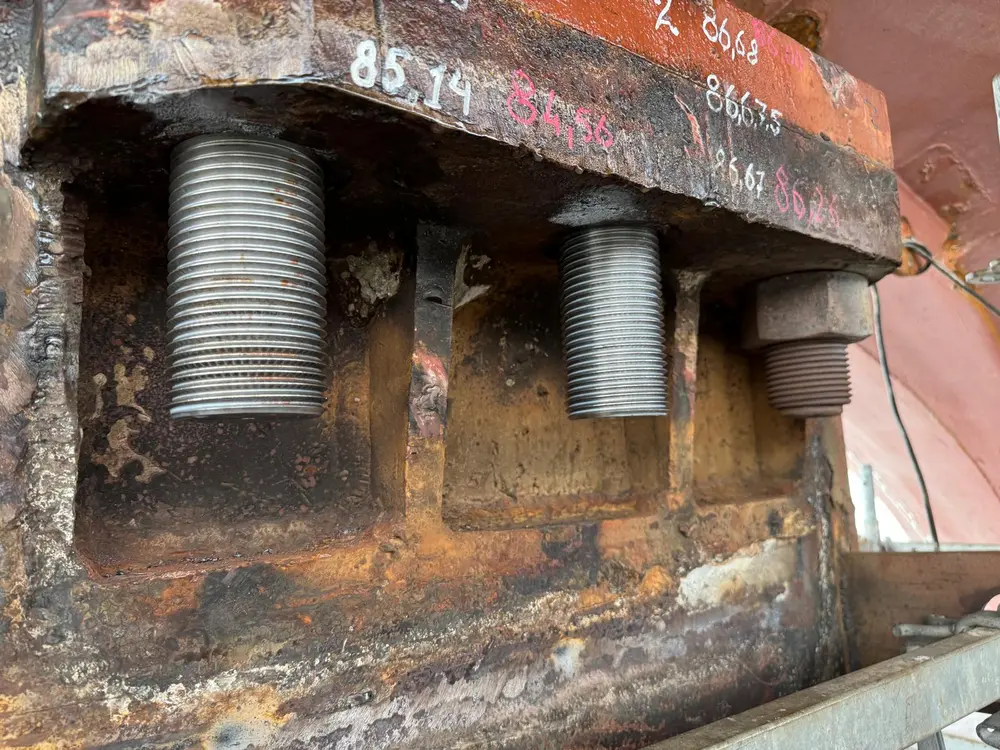 Navitec fabriceerde zelf de vervangende bouten en moeren voor de ophangingen van een roer aan een zeeschip