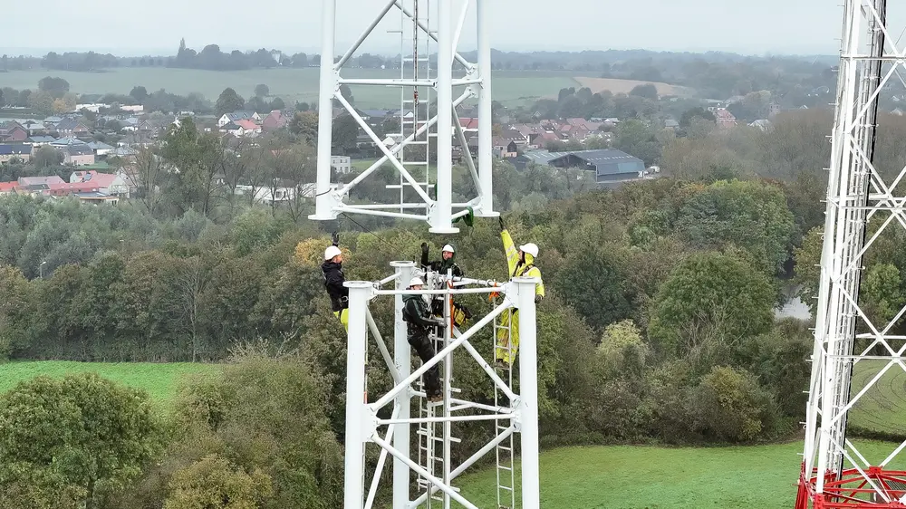Naast tal van ervaren lassers, beschikt Pylonen De Kerf ook over servicetechnici met klimcertificaten