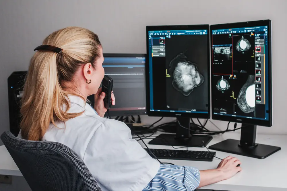 Radioloog kijkt beelden na