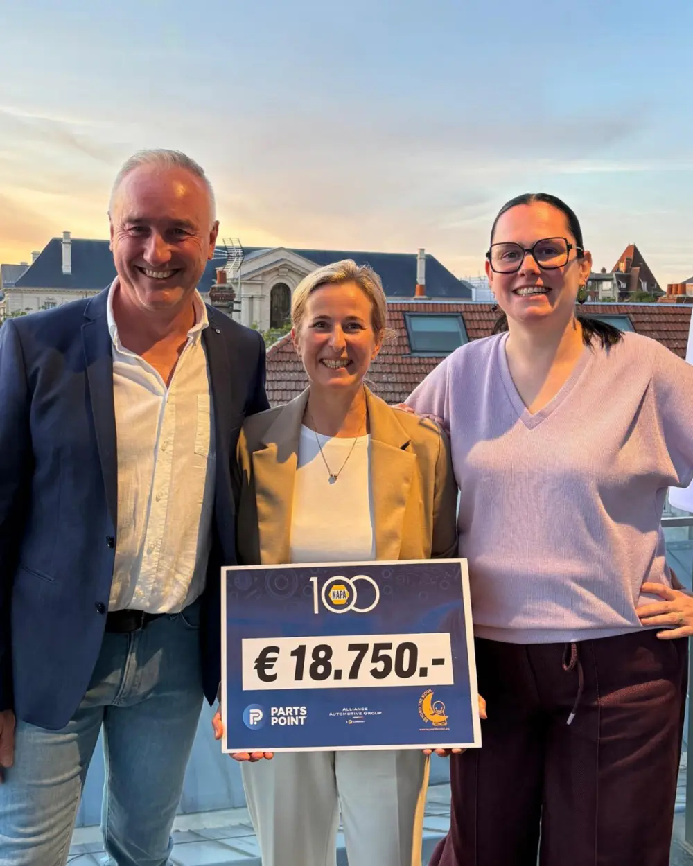 Overhandiging van de cheque van €18.750 tijdens de Champagnetour 2025 in Reims, ingezameld via de NAPA 100 jaar-actie. v.l.n.r.: Sofie De Donder, Pascale Somers (Beyond the Moon), Filip Cavens.