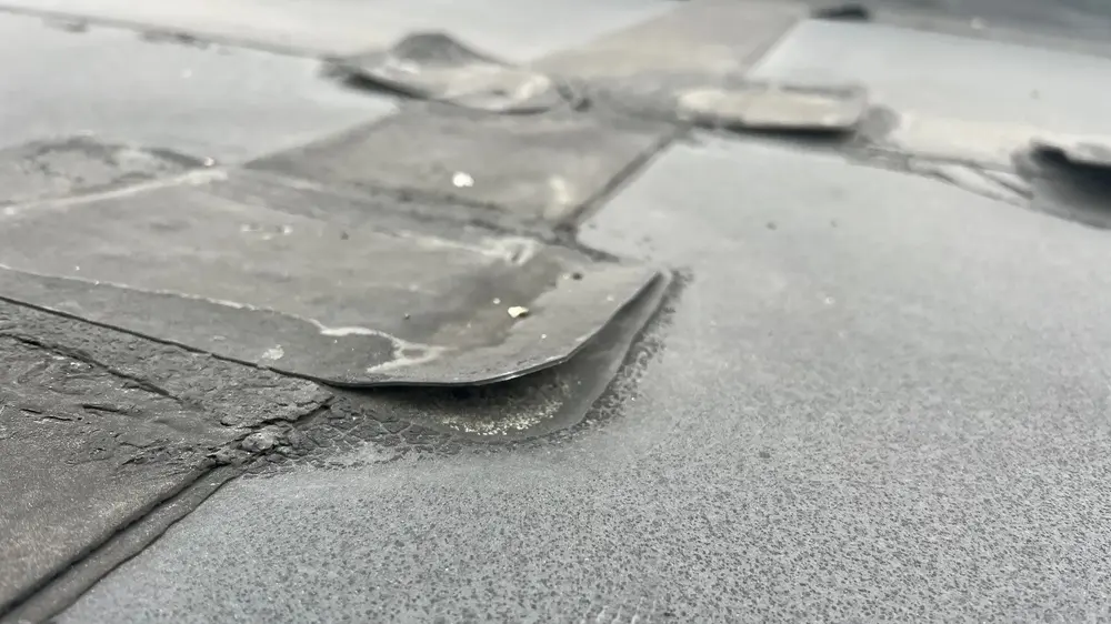 kapotte dakbedekking slijtage