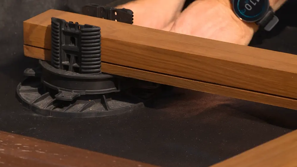 houten terras op dragers