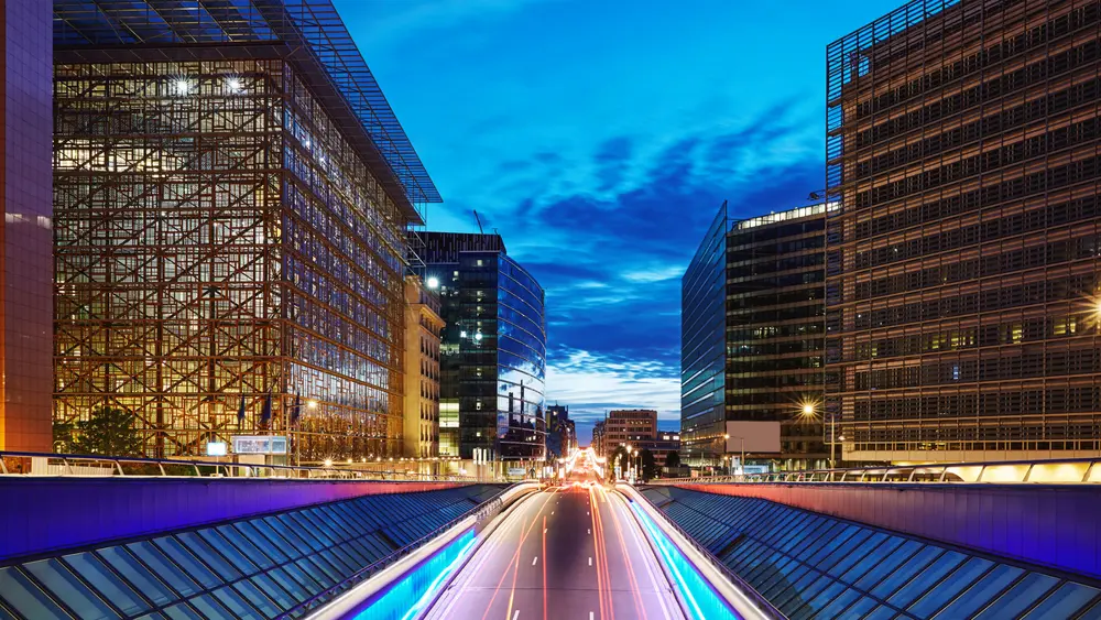 Het Europese mobiliteits- en industriebeleid wordt in Brussel hertekend: klimaatdoelstellingen blijven, maar de weg ernaartoe wordt pragmatischer ingevuld