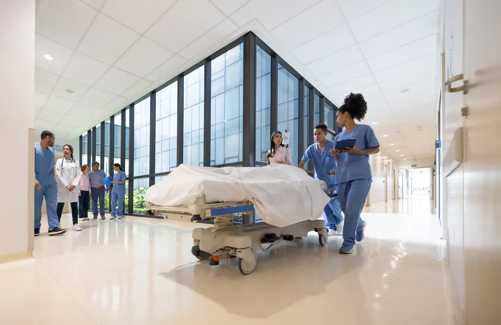 Ziekenhuis met artsen en patiënten