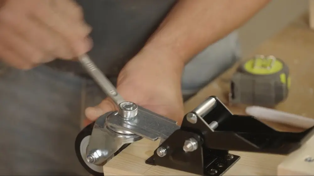 de wielen aan de werktafel