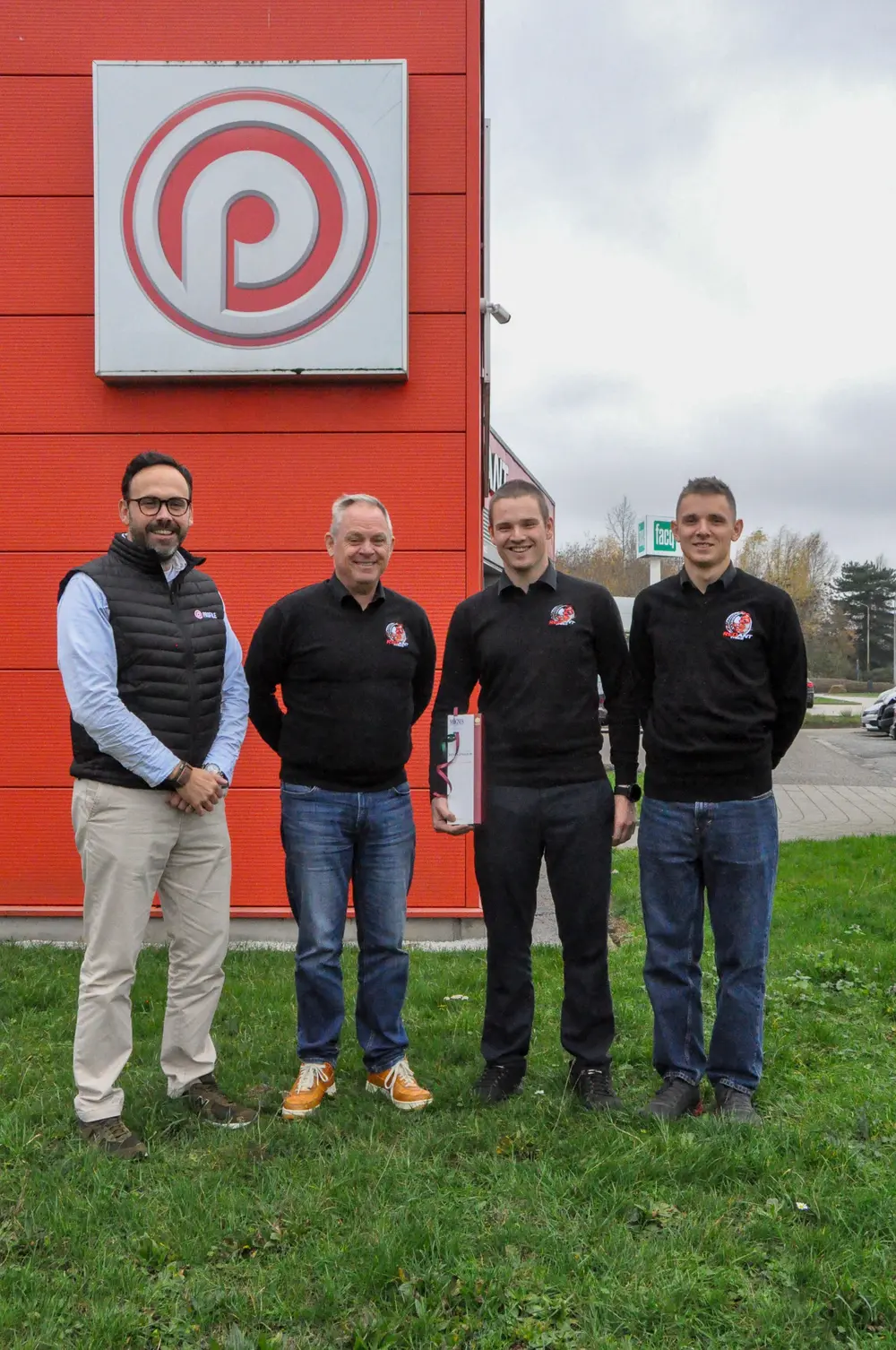 V.l.n.r.: Jen De Clerck (Managing Director Profile Belux), Bert Redant en zijn zonen Ayrton en Yannick Redant. Met zes vestigingen versterkt het familiebedrijf opnieuw het Belgische Profile-netwerk