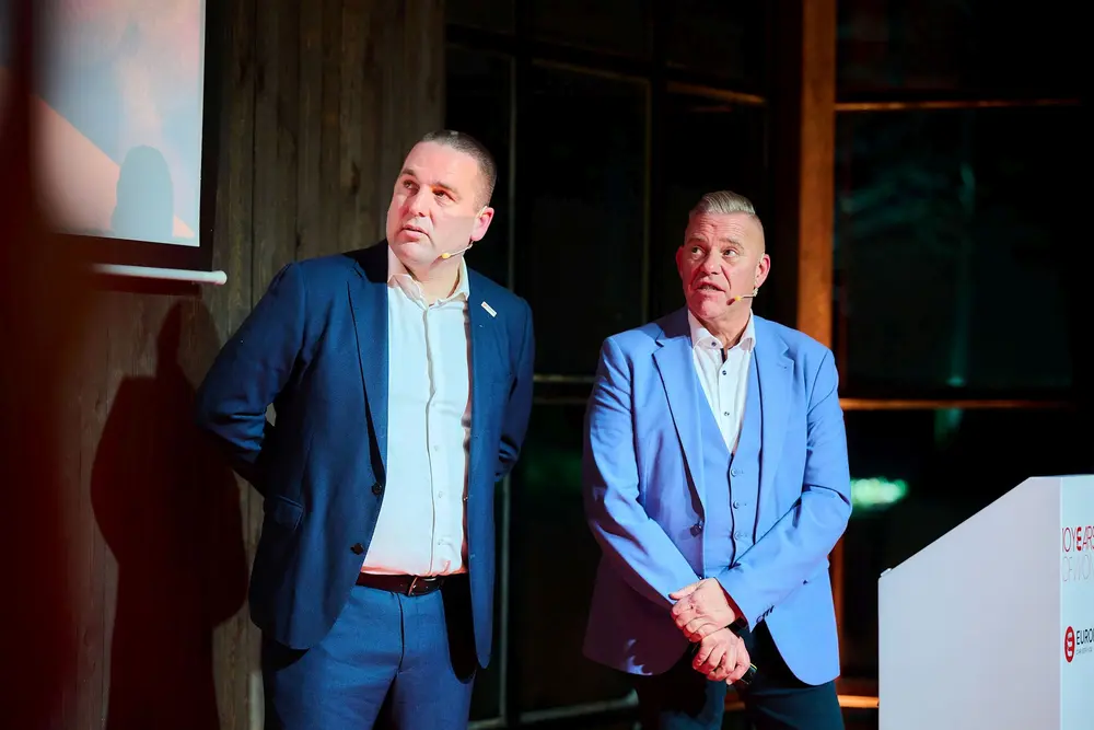 Jan Vanrijkelen (links) en Yves Lacrosse, Channel Manager EUROREPAR Car Service, lichtten toe hoe ondersteuning, autonomie en samenwerking de kern vormen van het netwerk