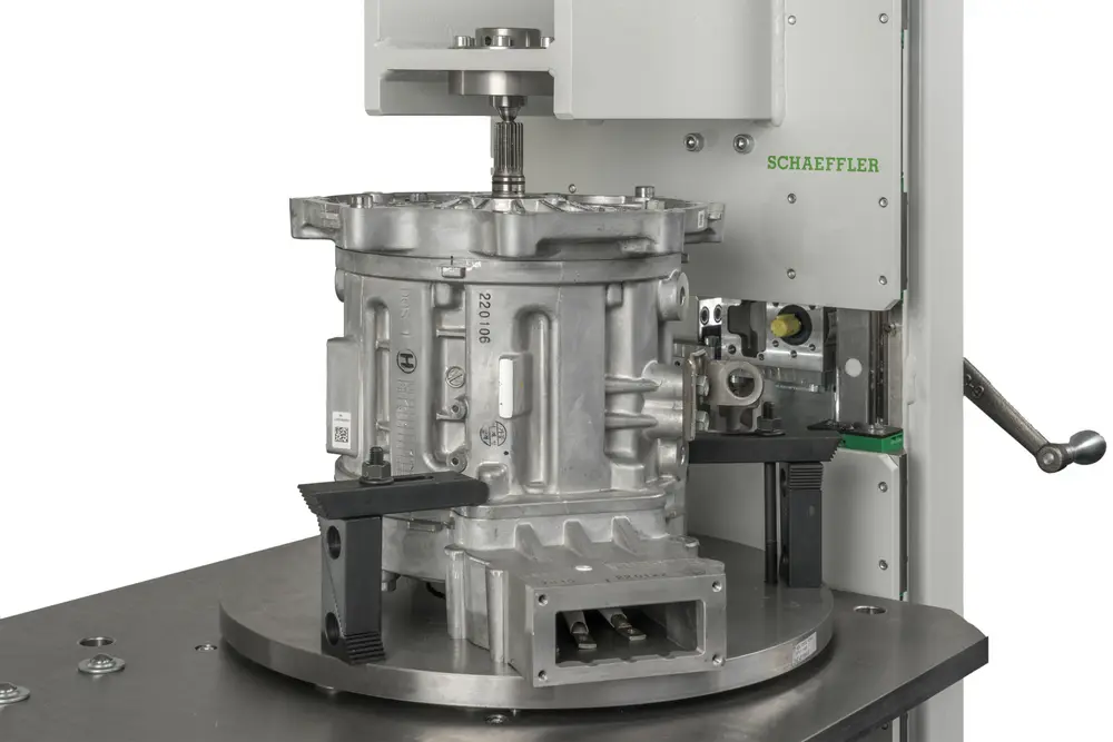 Dankzij hoge mechanische precisie en perskrachten tot 10.000 Newton laat de E-Axle Repair Tool nauwkeurige motorreparaties toe