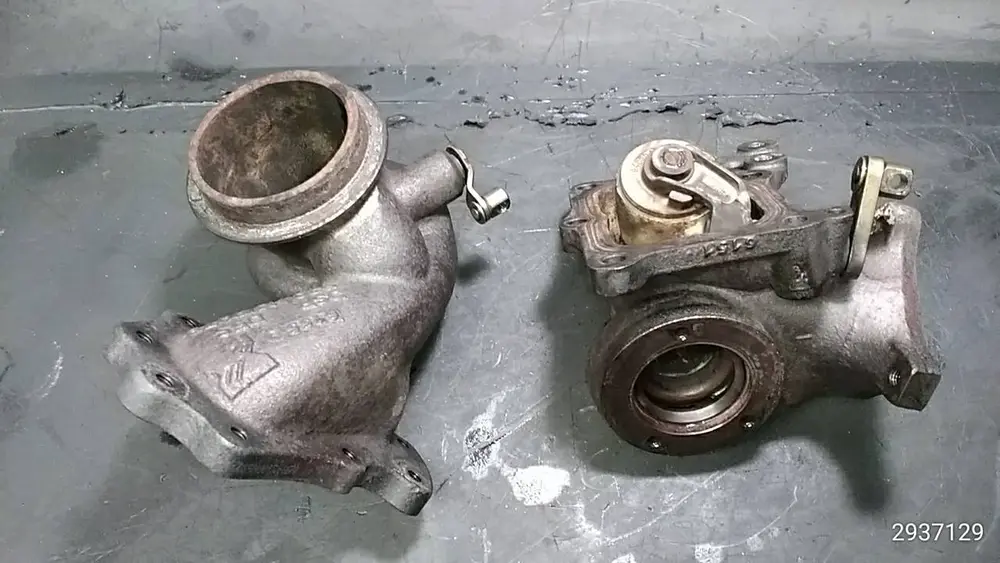 De voelbare overmatige speling op de omschakelklep wordt pas echt duidelijk wanneer het turbinehuis los is. Bij een volledige slag kantelt de klep en sluit ze niet meer correct af. In het ergste geval kan de actuatorstang klemmen, waardoor de klep volledig open blijft staan