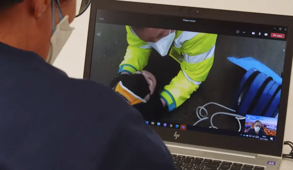 Arts bekijkt beelden van 5G-bril