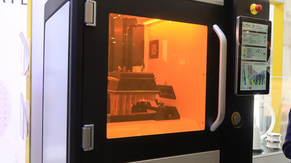 Het Oostenrijkse Lithoz is een van de machinebouwers die actief zijn in industrieel 3D printen met technisch keramiek. Toepassingen liggen vooral in de gezondheidszorg maar ook in de hightech industrie. 