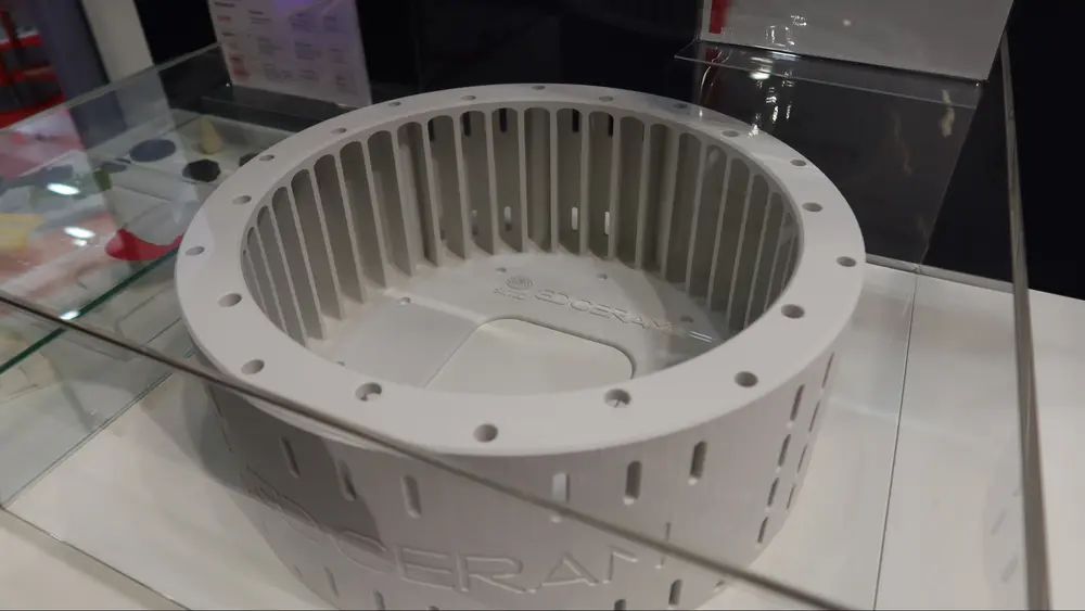 Een van de grootste keramische onderdelen die 3DCeram tot nog toe heeft geprint (in C3601 Ultimate) is deze E-chuck voor de halfgeleiderindustrie. Het onderdeel heeft een doorsnede van 470 mm en is 180 hoog. Gewicht: 12,2 kilogram. De printtijd bedraagt 146 uren. 