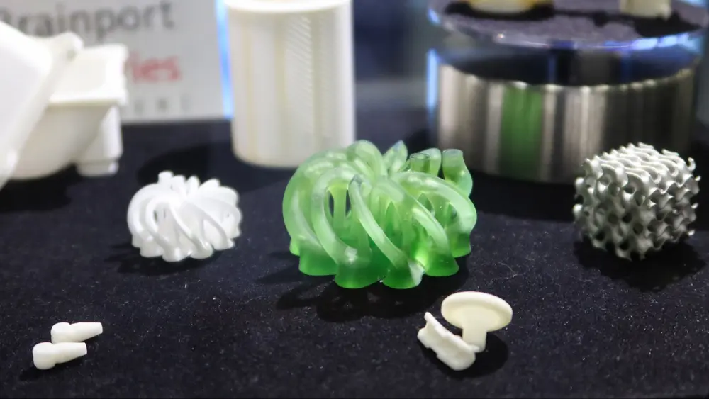 De gietindustrie begint de voordelen van keramiek 3D printen in te zien omdat men zowel processtappen kan overslaan als ook nauwkeurige gietdelen kan produceren met interne koelkanalen, bijvoorbeeld turbinebladen.