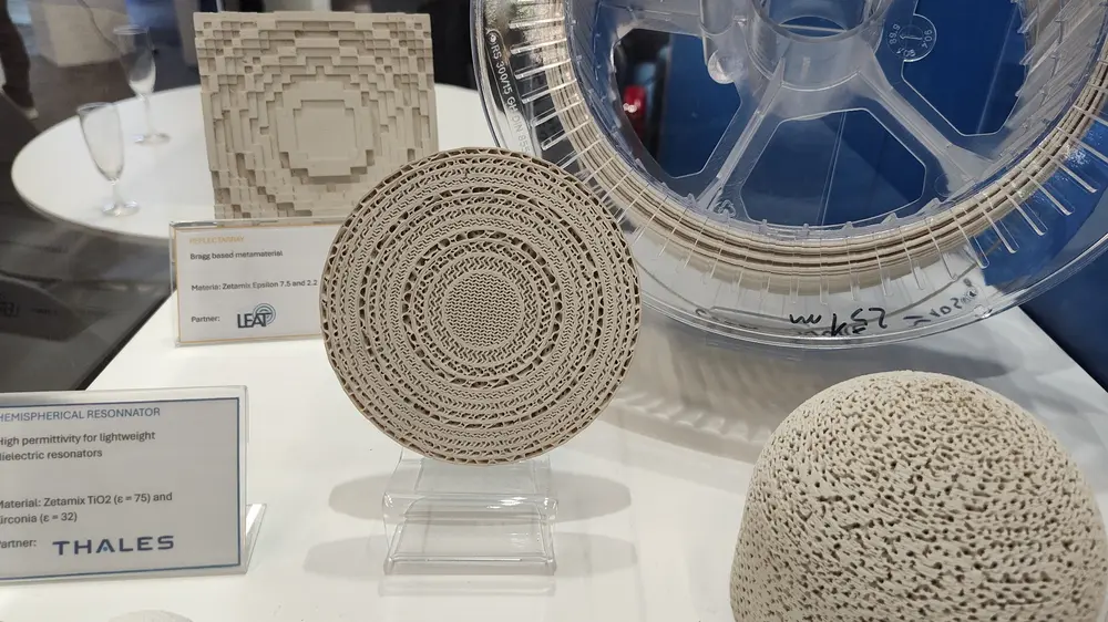 De FDM printtechnologie leent zich goed voor het maken van bijvoorbeeld keramische prototypes. Het Franse Nanoë heeft hiervoor een filament ontwikkeld dat voor het overgrote deel gevuld is met keramisch poeder. 