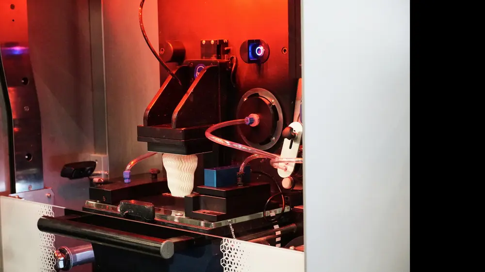 De industriële keramiek printers zoals die van het Nederlandse Admatec werken met een slurry die belicht wordt. Deze slurry wordt via een folie in de machine gebracht. 