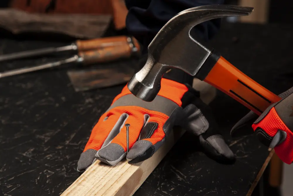 Man bezig met klussen