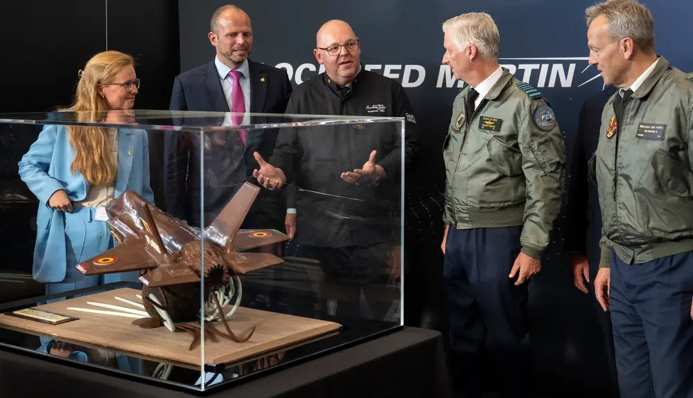 Wim gaf bij de overhandiging van het F35-schaalmodel wat uitleg aan koning Filip