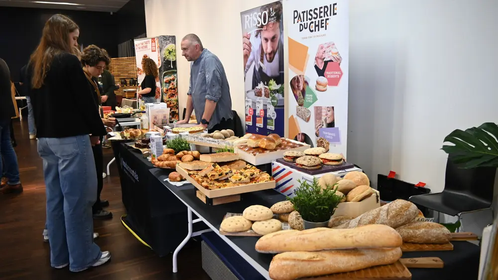 Focus in je naamgeving op smaak, beleving en ingrediënten. Woorden als ‘romig’, ‘hartig’, ‘kruidig’ of ‘crunchy’ werken beter dan technische termen.