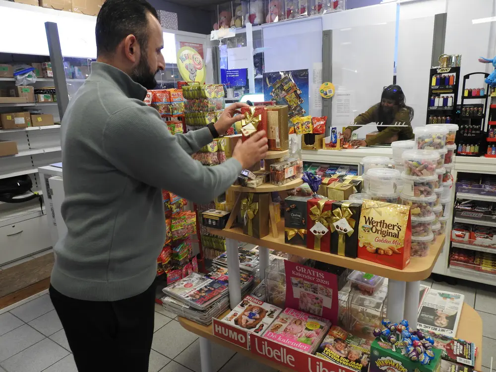 Zaki Shah in zijn winkel