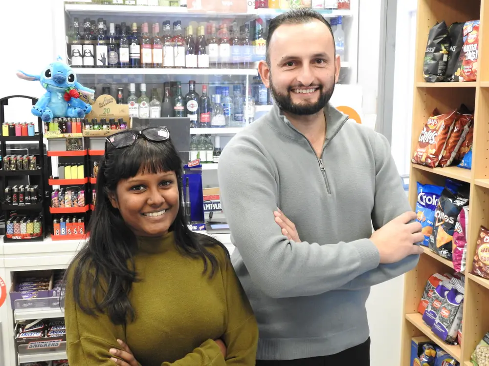 Zaki Shah met medewerker